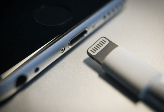 新しいiPhone 14を充電します